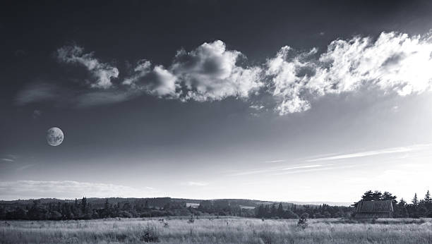 美しい田園地帯 b &w - barn farm moon old ストックフォトと画像