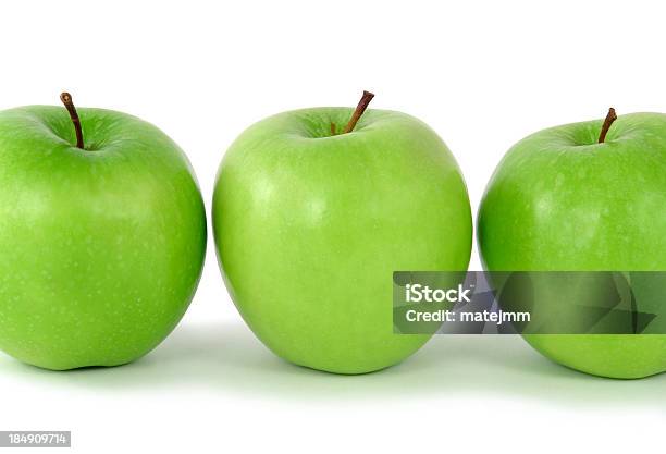Drei Grünen Äpfeln Stockfoto und mehr Bilder von Apfel - Apfel, Apfelsorte Granny Smith, Drei Gegenstände