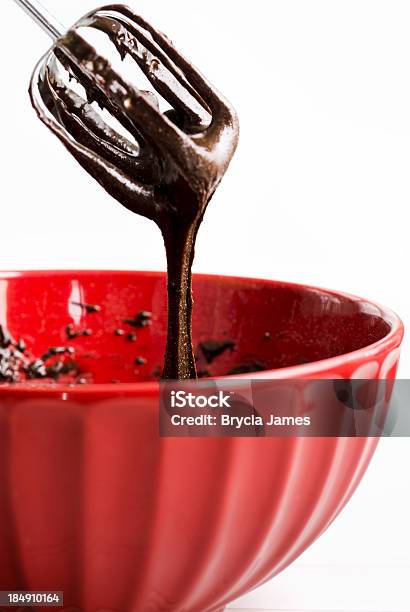Biscotti Di Miscelazione Pastella In Una Ciotola Rossa Con Spazio Copia - Fotografie stock e altre immagini di Dolcetto al cioccolato