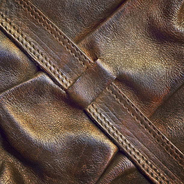hi-res viejo grunge de ternera femenino funda de cinturón de cuero en el último detalle - leather belt sewing hide fotografías e imágenes de stock