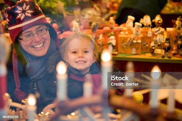 Bambino Felice Al Mercato Di Natale - Fotografie stock e altre immagini di Amore - Amore, Berretto, Composizione orizzontale