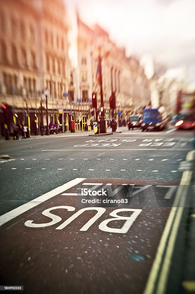 Regent Street a Londra, segnaletica stradale, Regno Unito. - Foto stock royalty-free di Corsia preferenziale