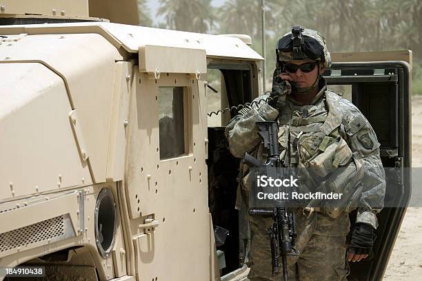 Comunicar Soldado Foto de stock y más banco de imágenes de Humvee - Humvee, Comunicación, Ejército de los Estados Unidos