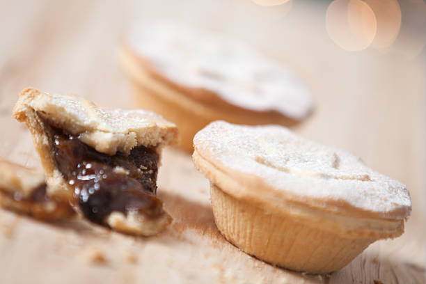 tortas de carne picada - mince pie crumb christmas food - fotografias e filmes do acervo