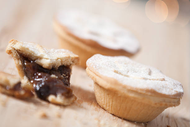 пироги с фаршем - mince pie crumb christmas food стоковые фото и изображения