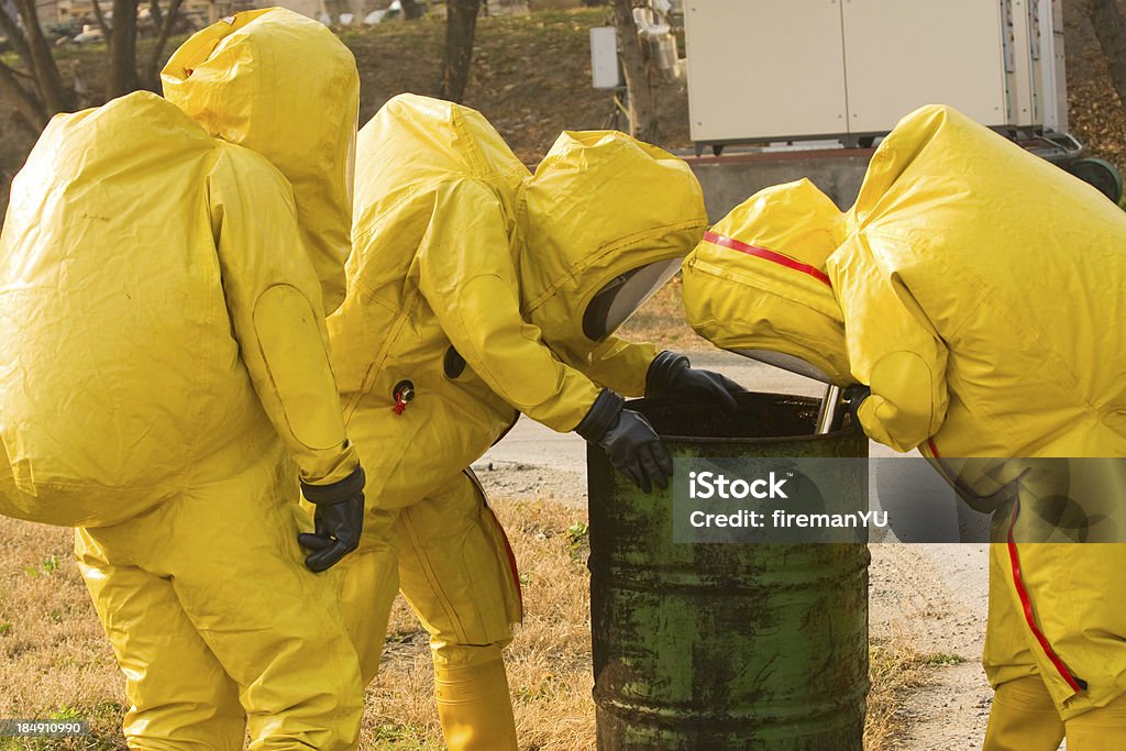 Collecte de matériaux dangereux - Photo de Vêtement anti-radiation libre de droits