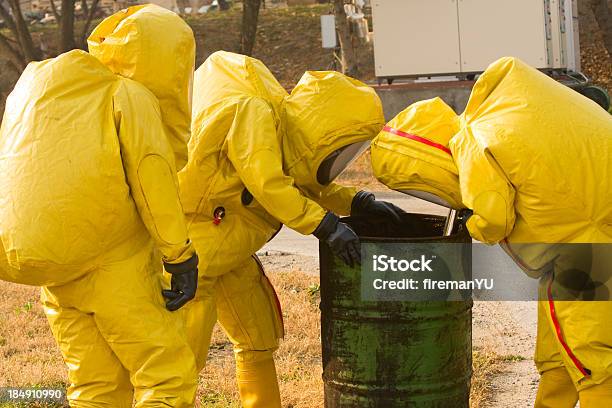 수집 위험함 실중량을 방사선 보호복에 대한 스톡 사진 및 기타 이미지 - 방사선 보호복, 생화학 무기, 불행