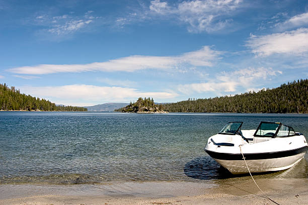 Cтоковое фото Лодка на озеро