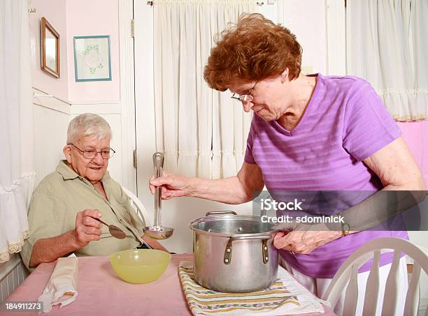 Terceira Série Hora De Jantar - Fotografias de stock e mais imagens de 70 anos - 70 anos, Adulto, Almoço