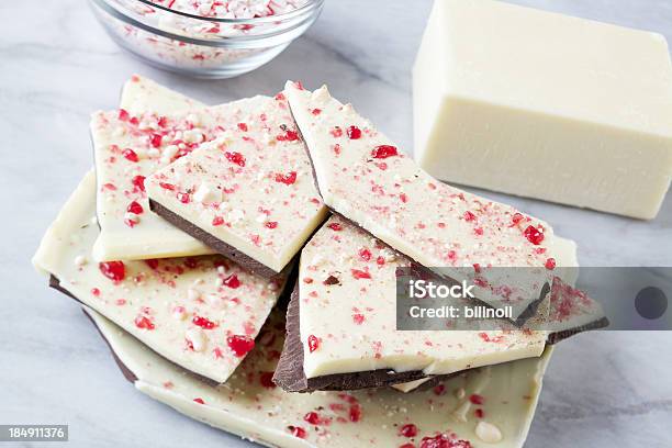 Pila Di Corteccia Di Caramella Di Natale Alla Menta - Fotografie stock e altre immagini di Barretta di cioccolato e menta