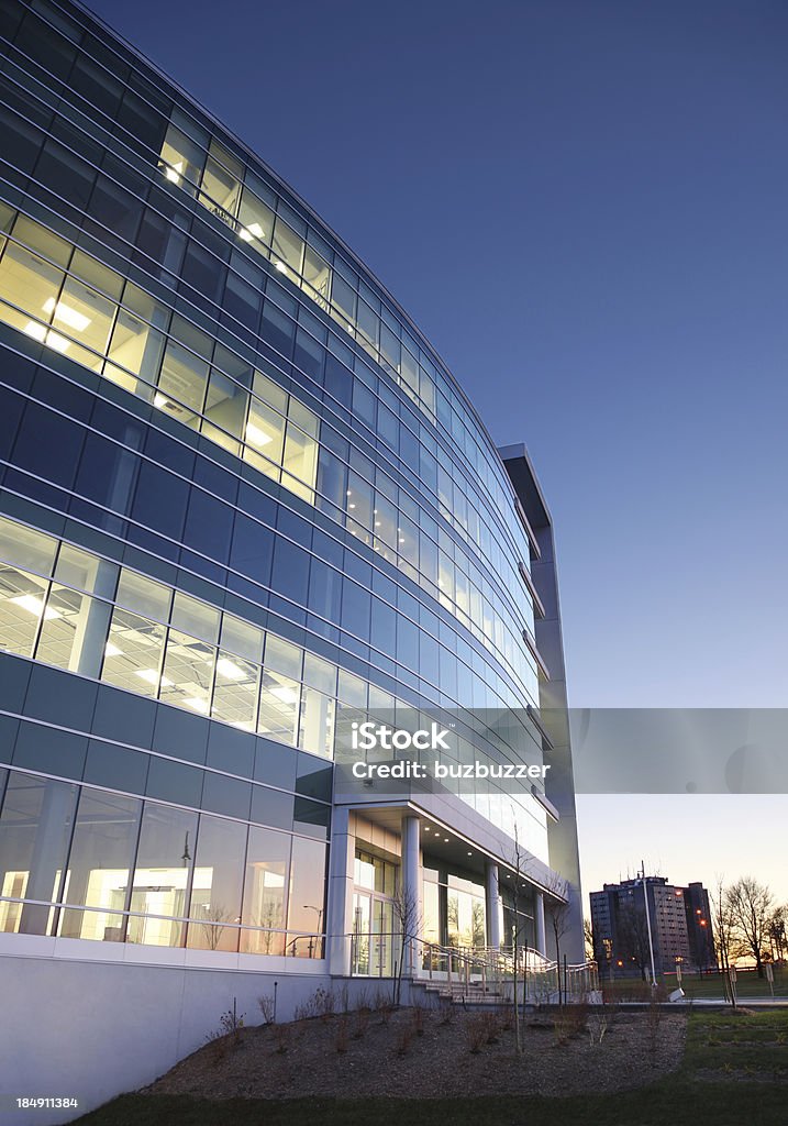 Moderna Entreprise Fachada del hotel al atardecer - Foto de stock de Bloque de Oficinas libre de derechos