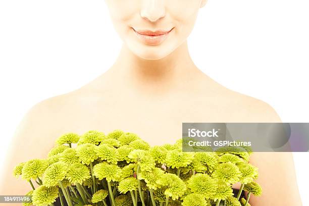 Closeup De Um Jovem Sorridente Menina Com Flores - Fotografias de stock e mais imagens de Beleza - Beleza, Flor, Mulheres