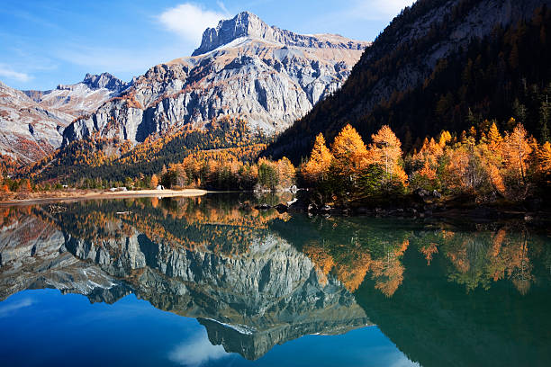 istock Autumn at the mountain lake 184911507