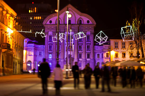 tempo de natal decorada ljubljana, ursuline igreja atrás - ljubljana december winter christmas imagens e fotografias de stock