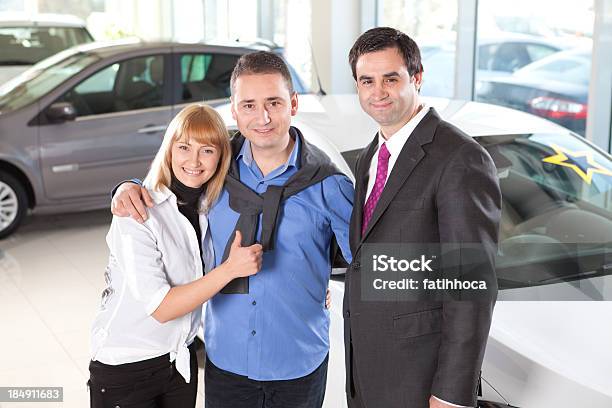 車の購入 - カスタマーサービス担当者のストックフォトや画像を多数ご用意 - カスタマーサービス担当者, カップル, カメラ目線
