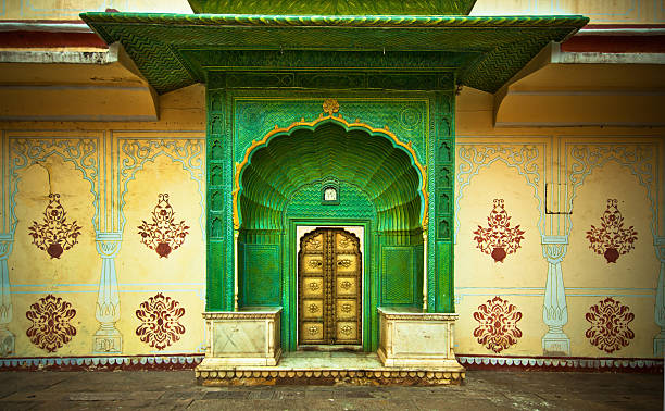 украшенные дверь в индии - palace gate стоковые фото и изображения