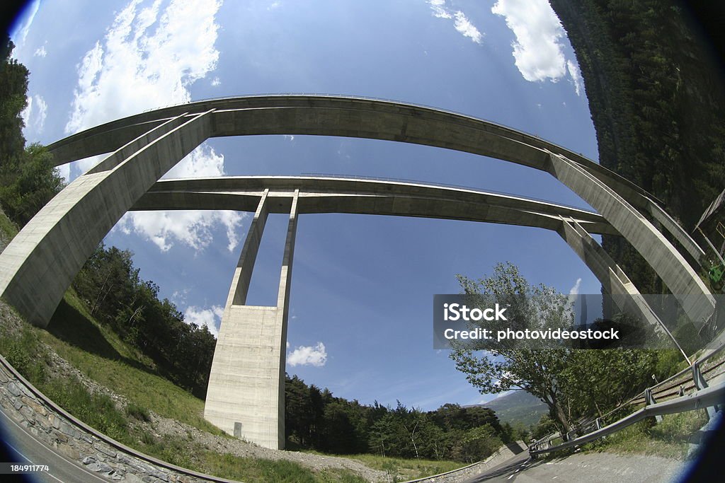 Twin pont traversant la vallée dans les Alpes italiennes - Photo de Alpes européennes libre de droits
