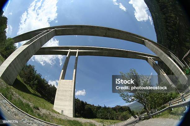 Photo libre de droit de Twin Pont Traversant La Vallée Dans Les Alpes Italiennes banque d'images et plus d'images libres de droit de Alpes européennes