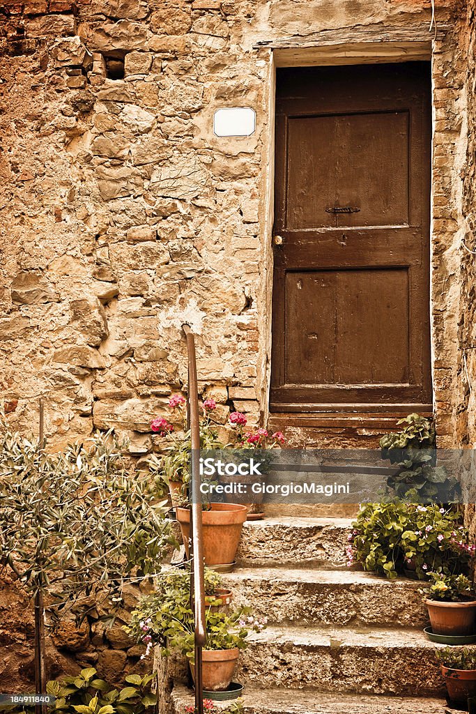 Tuscan Porta de madeira com pequenas plantas, Val d'Orcia, Italy - Royalty-free Aldeia Foto de stock