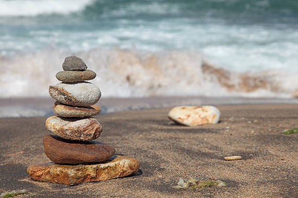 hierarchie und gleichgewicht - stone zen like buddhism pebble stock-fotos und bilder