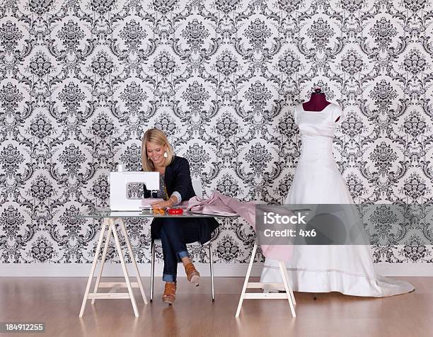 ファッションデザイナードレス彼女の手芸でワークショップ - テーブルのストックフォトや画像を多数ご用意 - テーブル, 機械, 裁縫