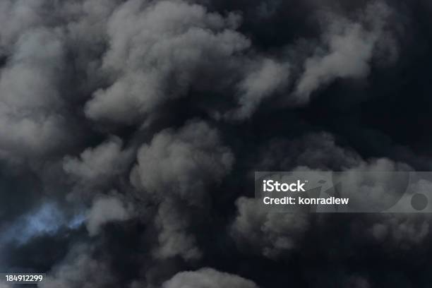 Humo E Incendio Foto de stock y más banco de imágenes de Color negro - Color negro, Fuego, Ciudad