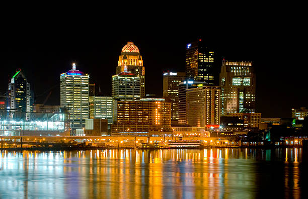 ルーイヴィルの夜の街並み - louisville kentucky kentucky skyline waterfront ストックフォトと画像