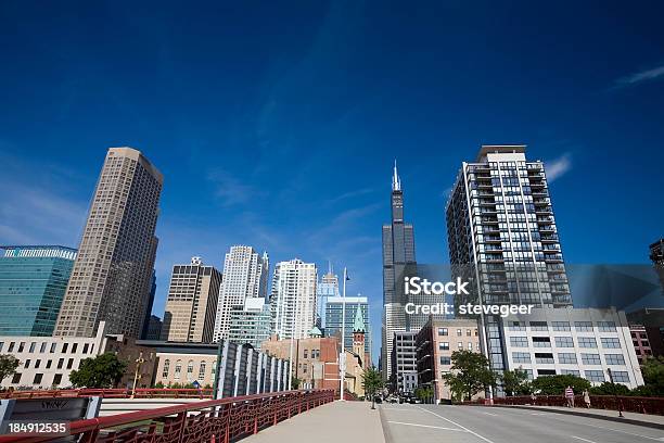 Chicago Street - Fotografie stock e altre immagini di Via - Via, Torre Sears, Ambientazione esterna