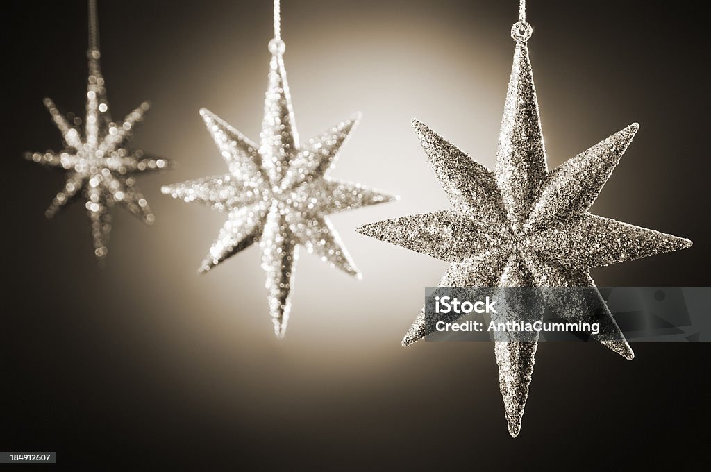 Estrelas brilhantes em formato de decorações de Natal prata - Foto de stock de Artigo de decoração royalty-free