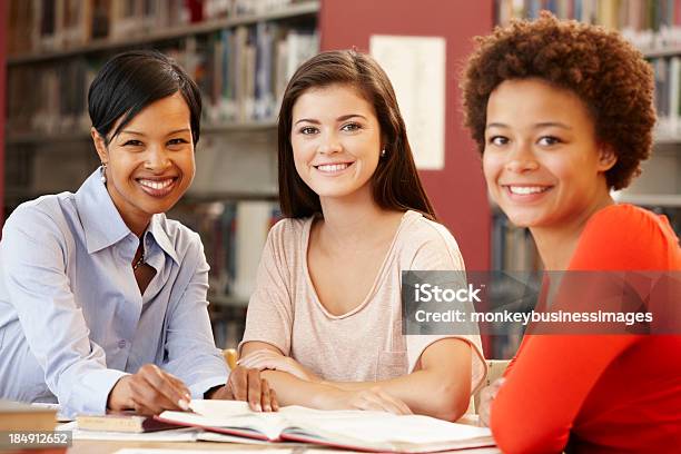 Zwei Studenten Die Arbeiten In Der Bibliothek Mit Lehrer Stockfoto und mehr Bilder von 14-15 Jahre