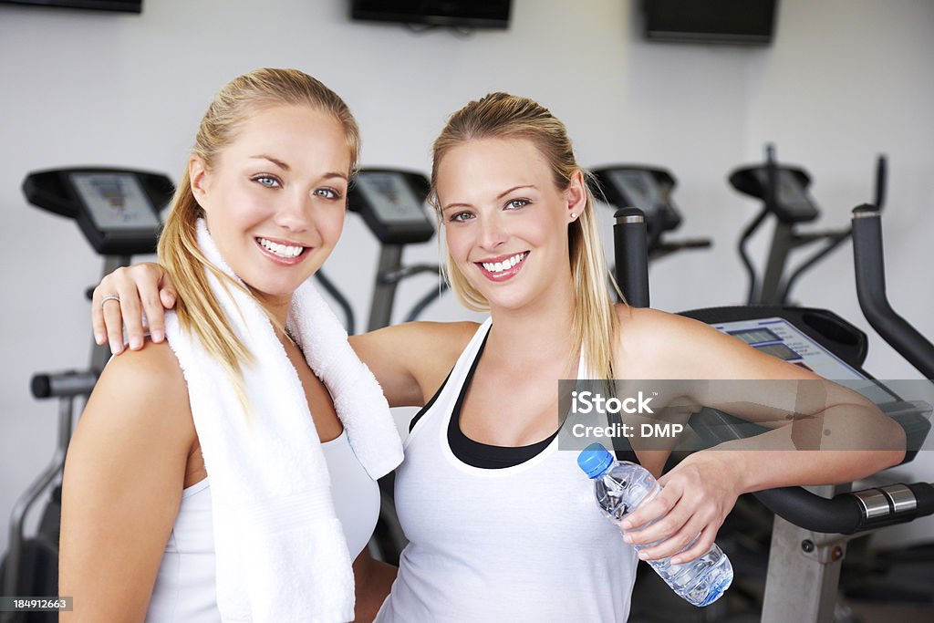 Mujeres jóvenes en el gimnasio - Foto de stock de 20 a 29 años libre de derechos