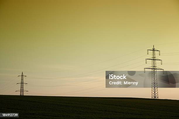 Foto de Energia De Alta Tensão e mais fotos de stock de Ajardinado - Ajardinado, Alto - Descrição Geral, Beleza