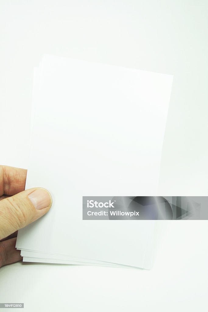 Mãos segurando branco cartões - Foto de stock de Arte, Cultura e Espetáculo royalty-free