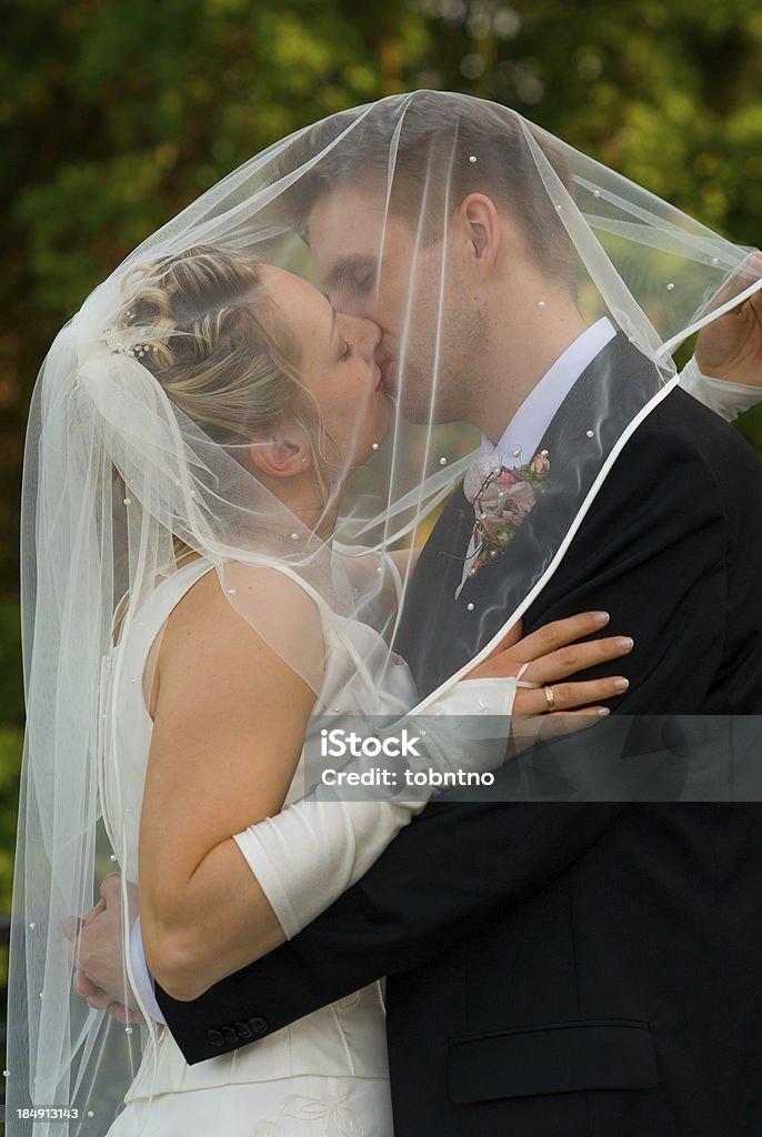 Mariage: Embrasser sous voile - Photo de Adulte libre de droits