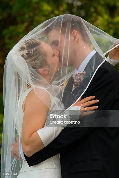 Photo libre de droit de Mariage Embrasser Sous Voile banque d'images et plus d'images libres de droit de Adulte - Adulte, Alliance, Amour