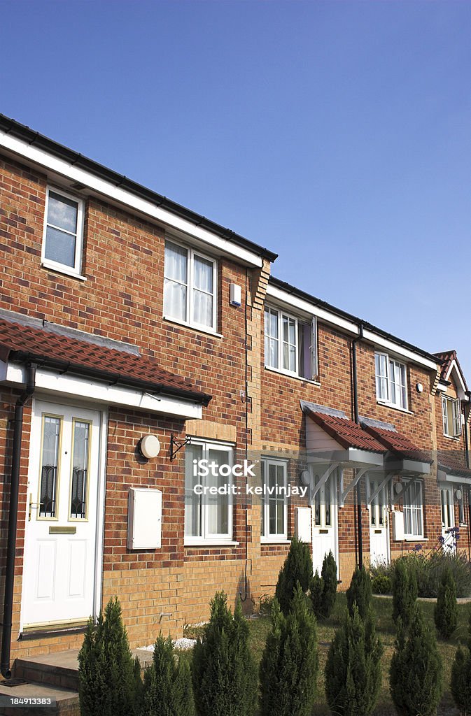 Modernas casas familiares suburbana de ladrillo - Foto de stock de Reino Unido libre de derechos