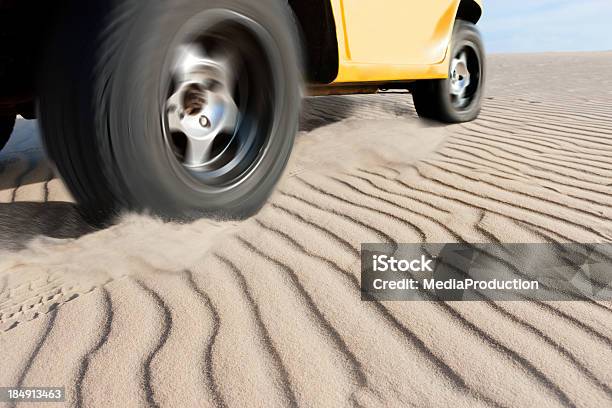 Вождение На Песок — стоковые фотографии и другие картинки Пустыня - Пустыня, Шина - часть транспортного средства, Автомобиль класса SUV