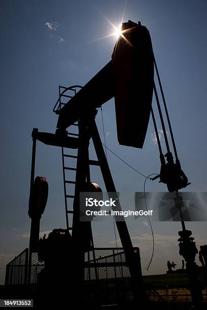 Pumpjack Silueta Foto de stock y más banco de imágenes de Acero - Acero, Aire libre, Alberta