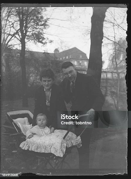 Foto de Jovem Família Na Década De 1920 Antigo e mais fotos de stock de 1920-1929 - 1920-1929, Família, 1930-1939