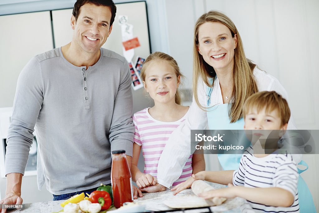 Família cozinhar pizza - Royalty-free Adolescência Foto de stock