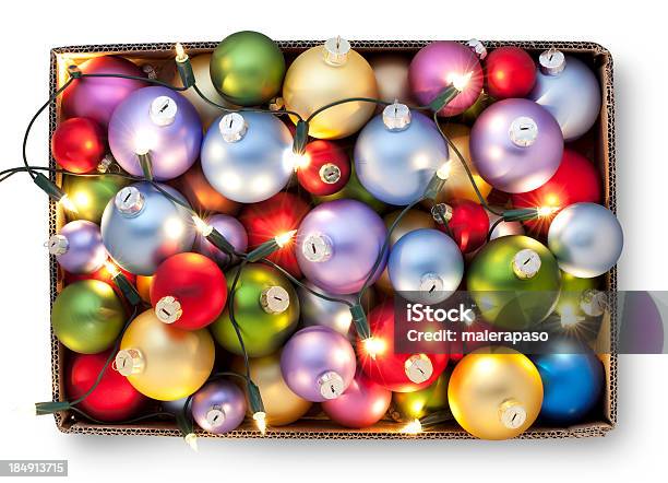 Foto de Caixa De Natal Com Bolas E Luzes e mais fotos de stock de Aberto - Aberto, Abrindo, Bola de Árvore de Natal