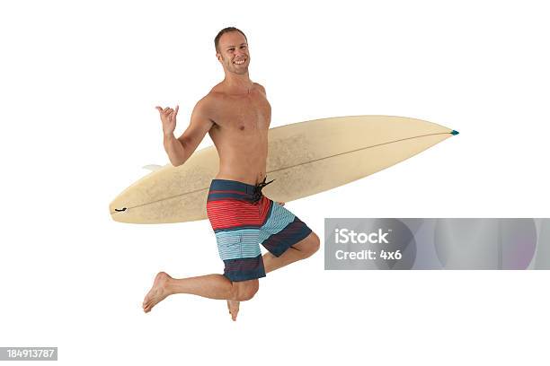 Człowiek Skoki Z Deska Surfingowa - zdjęcia stockowe i więcej obrazów 30-39 lat - 30-39 lat, Bez koszulki, Białe tło