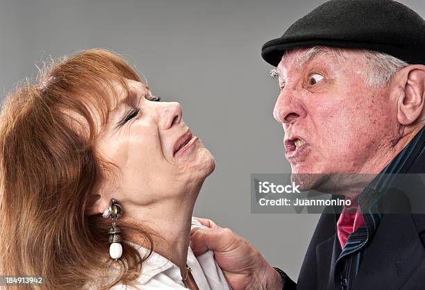 Häusliche Gewalt Zu Senioren Stockfoto und mehr Bilder von Männer - Männer, Rasend vor Wut, Seniorinnen