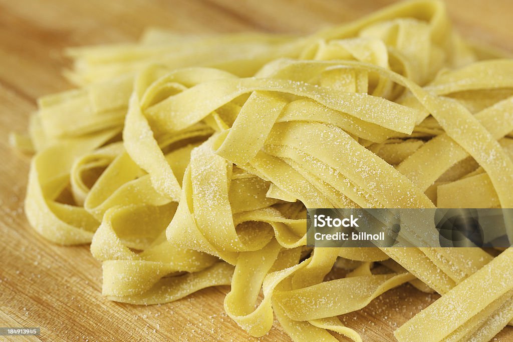 Świeże surowe linguine z makaronu na drewno - Zbiór zdjęć royalty-free (Fettuccine)