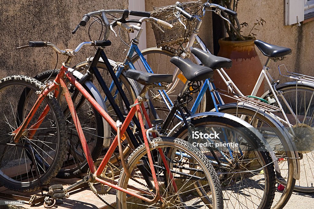 Biciclette da noleggiare - Foto stock royalty-free di Rastrelliera per biciclette