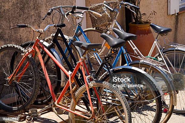 Biciclette Da Noleggiare - Fotografie stock e altre immagini di Rastrelliera per biciclette - Rastrelliera per biciclette, Bicicletta, Fermo