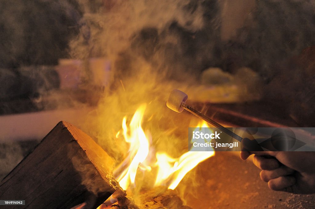 Brindis de malvavisco de fuego - Foto de stock de Navidad libre de derechos