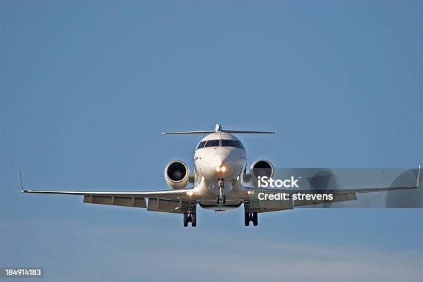 Foto de Jato Corporativo Vá e mais fotos de stock de Céu Claro - Céu Claro, Decolar - Atividade, Asa de aeronave