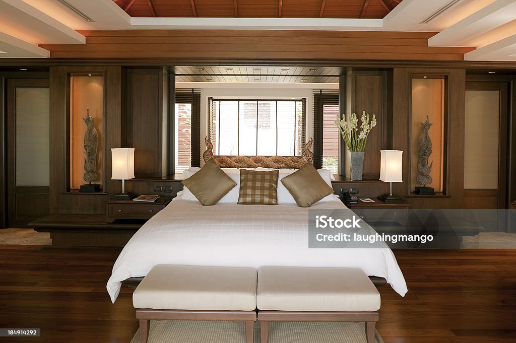 Роскошный номер люкс Вилла, Пхукет Таиланд - Стоковые фото Кровать роялти-фри
