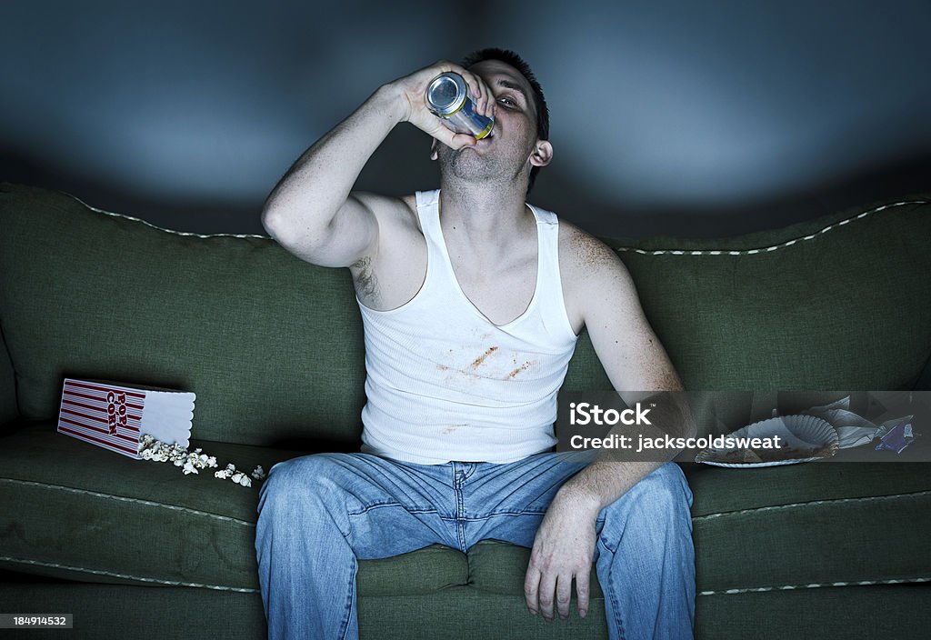 Sloppy homem beber enquanto s'assiste Televisão - Royalty-free Adulto Foto de stock